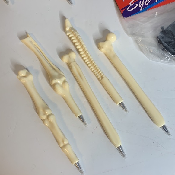 HALLOWEEN PIRATE EYE PATCHES AND NOVELTY BONE PENS - Picture 3 of 4